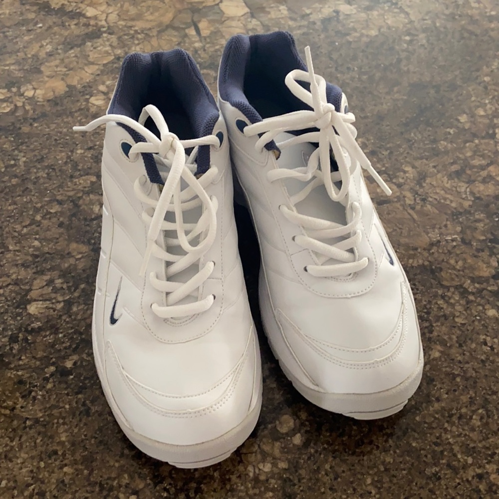 New women’s Nike golf shoes worn once.